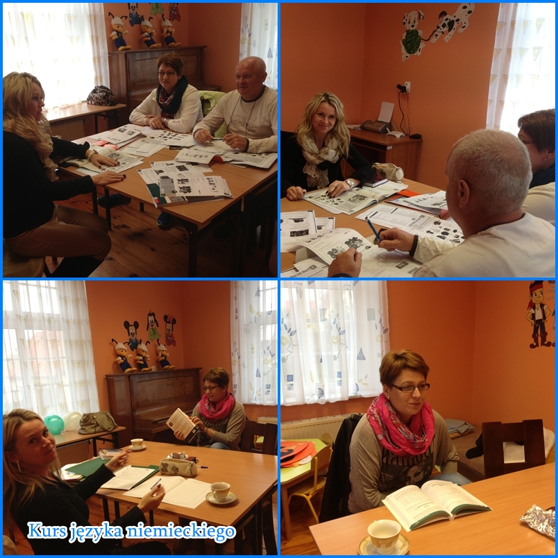Obraz: Grafika złożona z czterech zdjęć prezentujących uczestników oraz lektorów kursu języka niemieckiego podczas zajęć, przy stole - kliknięcie spowoduje powiększenie elementu do rozmiarów oryginalnych