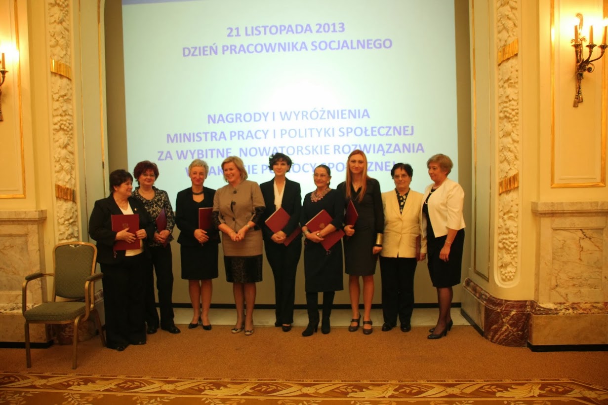 Obraz: Zdjęcie przedstawia grupę laureatów, którzy otrzymali nagrodę Ministra Pracy Polityki Społecznej - kliknięcie spowoduje powiększenie elementu do rozmiarów oryginalnych